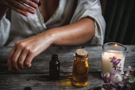 Vitaminbombe mit lieblichem Duft - Warum ist Mandelöl gut für die Haut?